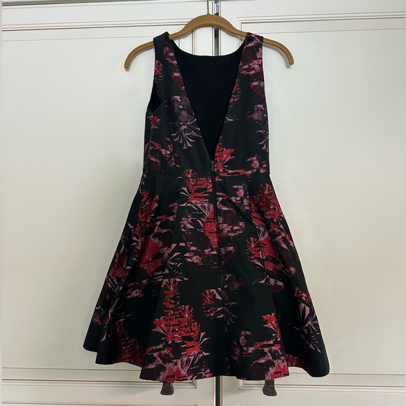 Alice + Olivia Jorah Box Pleat Dress in Black & Multi Floral (D7) - Picture 8 of 9